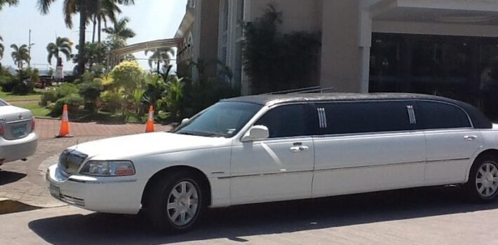 Wedding limo lincoln tuxedo
